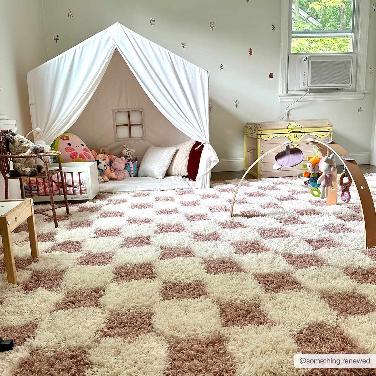 🦩 Pink Checkered Shag Rug